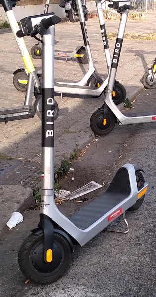 Bild på en Bird Two elsparkcykel