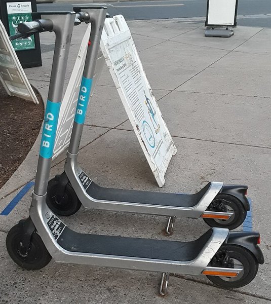 Bild på en Bird Three elsparkcykel