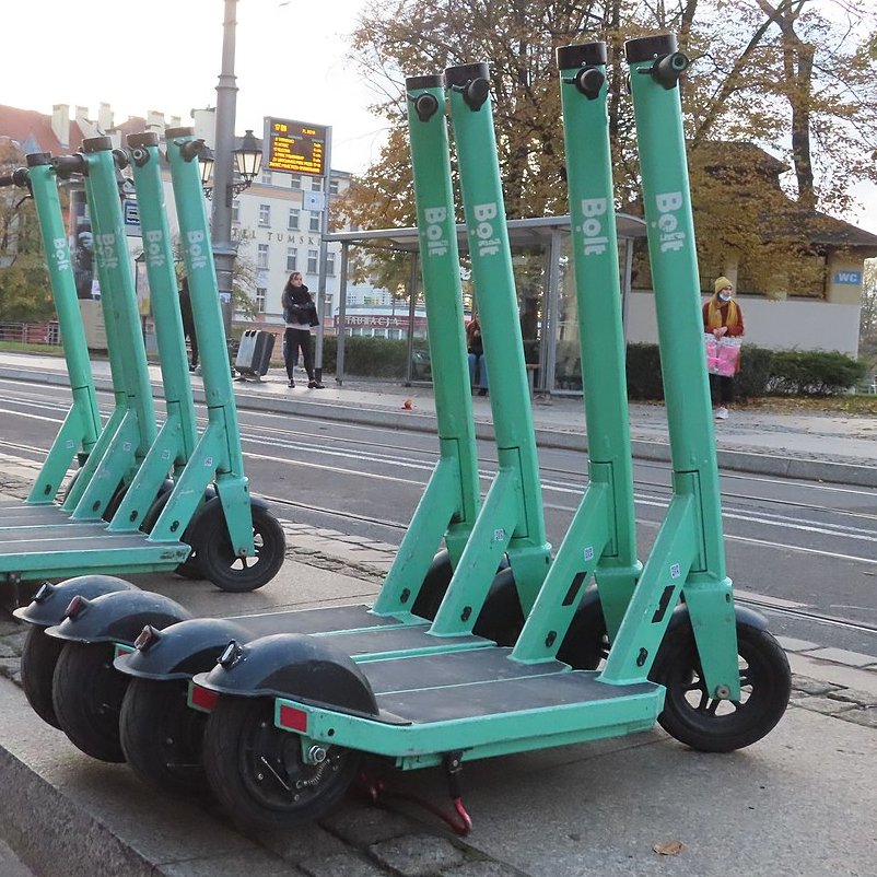 Parkerade Bolt Elsparkcyklar på trottoar