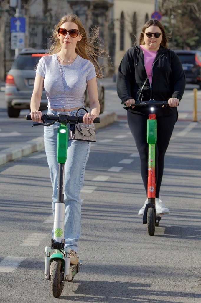 Tjej på elsparkcykel